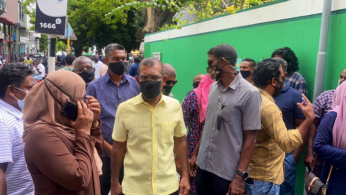 ރައީސް ނަޝީދު ވޯޓުފޮށިތަކަށް ޒިރާތްކުރަން ފެށުމުން ބޮޑެތި ހިންހަމަނުޖެހުން!