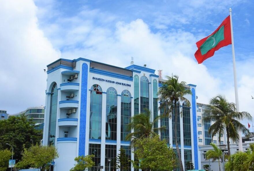 އާރްޑީސީގެ އޮފީސް ފަޅާލި މައްސަލާގައި 3 މީހުން ހައްޔަރުކޮށްފި