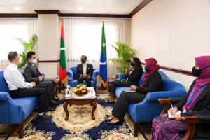 ޗައިނާ ސަފީރު މަޖިލިސް ރައީސްއާއި ބައްދަލު ކުރައްވައިފި