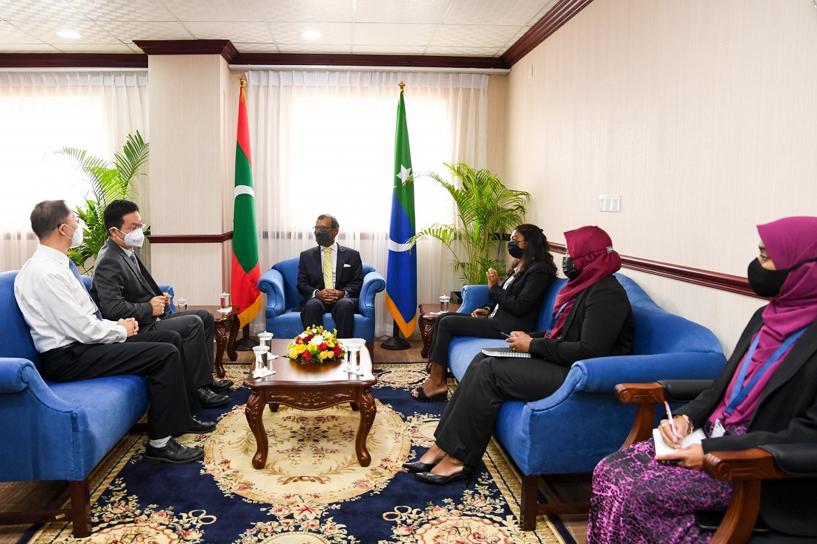 ޗައިނާ ސަފީރު މަޖިލިސް ރައީސްއާއި ބައްދަލު ކުރައްވައިފި