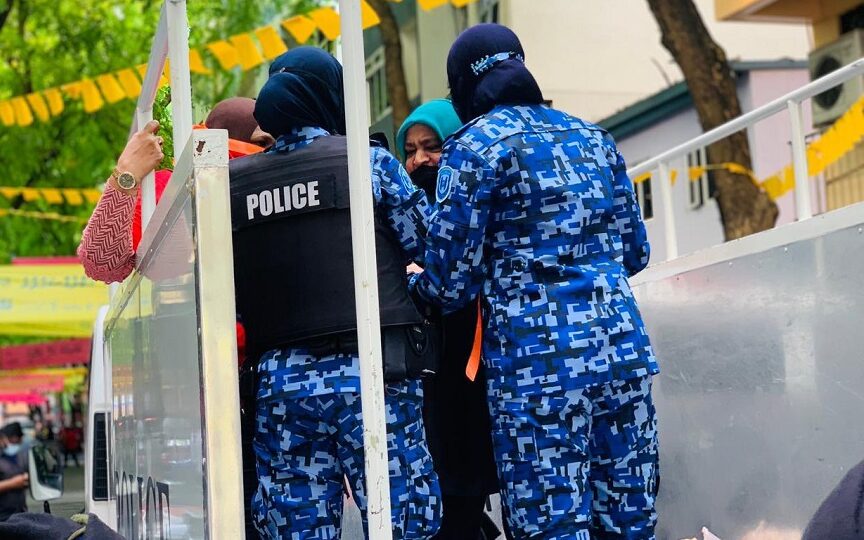 ރޭޕްކުރުމާ ދެކޮޅަށް މާލޭގެ އެކި ސަރަހައްދުގައި މުޒާހަރާކުރަނީ، ބައެއްމީހުން ހައްޔަރުކޮށްފި