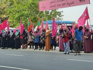 އިދިކޮޅު މުޒާހިރާގައި ފުލުހެއްގެ އަތުގައި ދަތް އެޅި އަންހެނަކު 5 ދުވަހަށް ބަންދުކުރަން އަމުރު ކޮށްފި