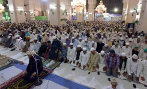 ކޮޅަށް ހުރުމަށް ޢުޛުރުވެރިވާ އިމާމެއްގެ ފަހަތުގައި ނަމާދުކުރުމުގެ ޙުކުމަކީ ކޮބާ؟