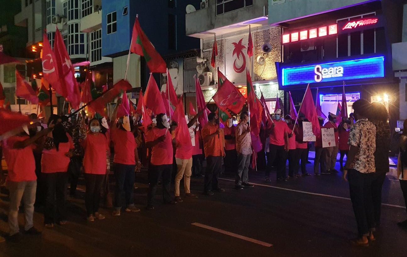 މުޒާހަރާއަށް މަގުތަކަށް ނިކުތުމަށް ޖާގައެއް ނުދިން