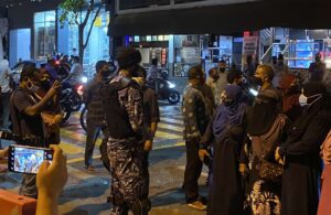 މުޒާހަރާ ނުފަށަނީސް ޕީޕީއެމްގެ ވަކީލުން ފުލުހުންގެ ބެލުމުގެ ދަށަށް ގެންގޮސްފި