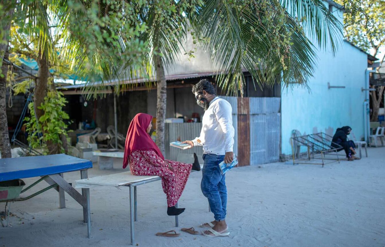 މާންސް ޖަމްއިއްޔާގެ ފަރާތުން މަތިވެރީ ކޮންމެ ގެއަކަށް މުޞްހަފެއް ހަދިޔާކޮށްފި