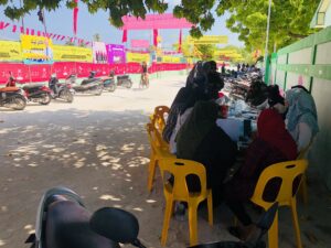 ވޯޓުލާ މަރުކަޒު ކައިރީގައި މޭޒާއި ގޮނޑި ޖަހައިގެން ތިބުމަކީ މަނާކަމެއް: ފުލުހުން