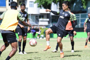 ޕްލޭއޮފް މެޗުގައި ވާދަކުރާ އީގަލްސް އަދި ބެންގަލޫރްގެ ހުރިހާ ކުޅުންތެރިން ކޮވިޑަށް ނެގެޓިވް