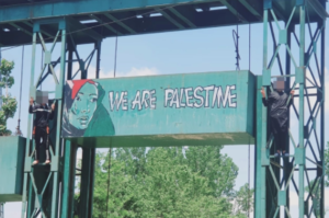 ފަލަސްތީނަށް ތާއީދުކޮށް ޝުއޫރު ފާޅުކުރި އާޓިސްޓަކާއި، ނަމާދުކުރި 20 މީހަކު އިންޑިއާގެ ކަޝްމީރުގައި ހައްޔަރު ކޮށްފި