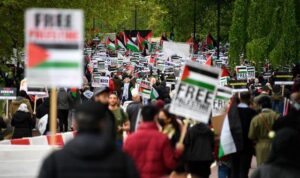 ފަލަސްތީނަށް ތާއީދުކޮށް ޝުޢޫރު ފާޅުކުރުމަށް އެތައްހާސް ބަޔަކު ލަންޑަނުގެ މަގުތަކަށް އެއްވެއްޖެ