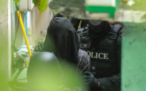 ހައްޔަރު ކުރި މީހުން ކާކުކަން ނޭގޭ ގޮތަށް މޫނު ފޮރުވައިގެން ގެންގޮސްފި