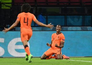 ޔޫކްރެއިން ކައިރިން ފަހަތުން އަރައި ނެދަލެންޑްސް ސަލާމަތްވެއްޖެ