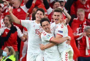 ސަޕޯޓަރުން ރޮއްވާލުމަށްފަހު ޑެންމާކް ދެވަނަ ބުރަށް