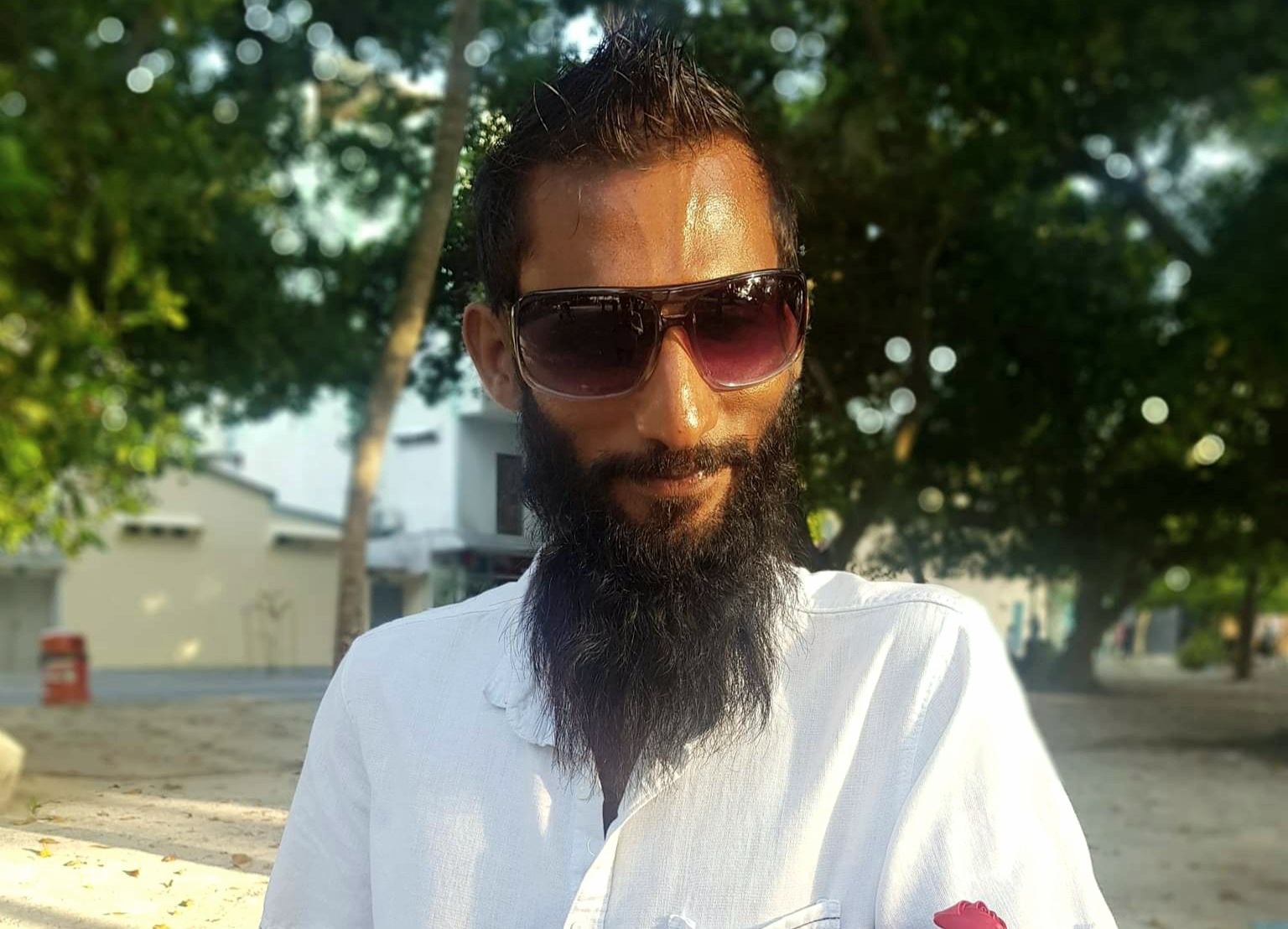 ސަފާރީ އަކުން ޑައިވިނަށް ފޭބި ޒުވާނަކު ނިޔާވެއްޖެ