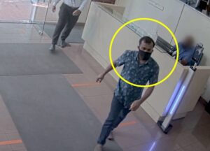 ޑޮލަރު ހޯދައިދޭނެކަމަށް ބުނެ މަކަރާއި ހީލަތުން ފައިސާ ހޯދަމުންދިޔަ މީހަކު ހޯދަނީ