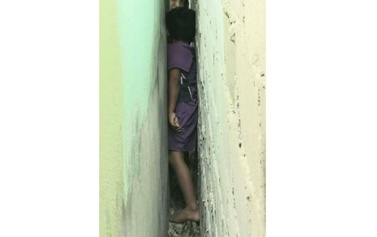 ދެފާރު ދޭތެރޭ ތާށިވި ކުއްޖާ ސަލާމަތްކޮށްފި
