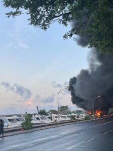 މޭރީ ބްރައުން ކުރިމަތީގައި، ފަޅުގައި އޮތް ލޯޗެއްގައި އެއްޗެއް ގޮވާ، އަލިފާން ރޯވެއްޖެ