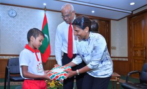 6 އަހަރުގައި ޤުރުއާން ހިތުދަސްކުރި އަމަން އާއި ރައީސުލްޖުމްހޫރިއްޔާގެ ދެކަނބަލުން ބައްދަލުކުރައްވައި މަރުޙަބާ ވިދާޅުވެއްޖެ