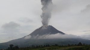 އިންޑޮނޭޝިއާގެ ސިނަބަންގ އަލިފާން ފަރުބަދަ ގޮވަން ފަށައިފި