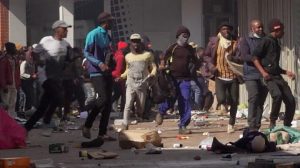 ކުރީގެ ރައީސް ޒޫމާ ޖަލަށް ލުމާއި ގުޅިގެން ދެކުނު އެފްރިކާގައި ބޮޑެތި ހަމަނުޖެހުންތަކެއް