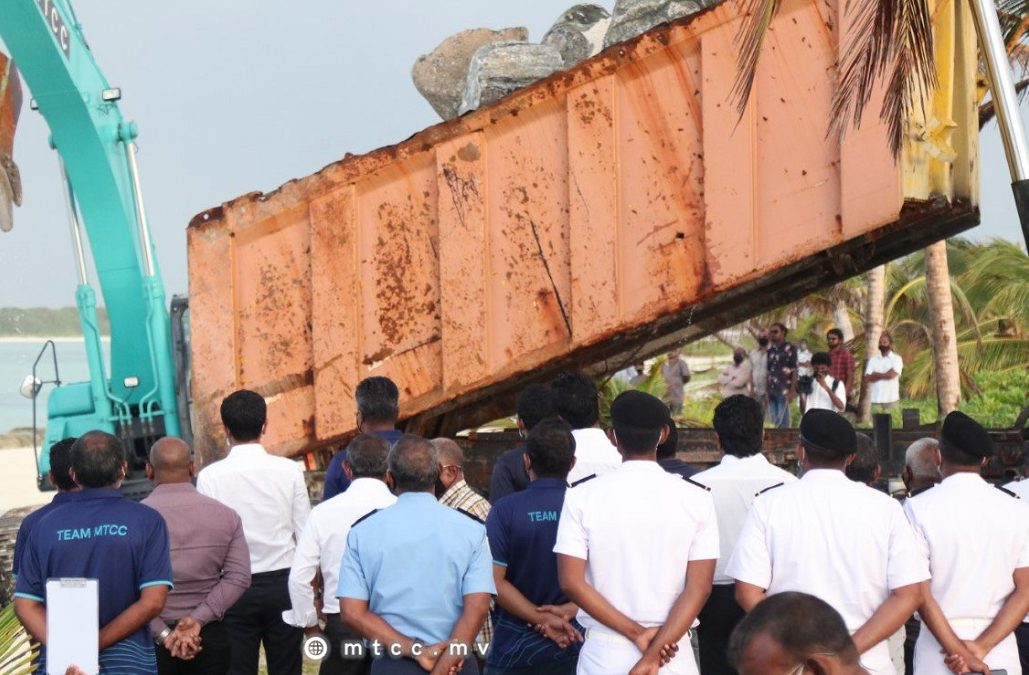 ހޯރަފުށީ އެއަރޕޯޓުގެ ގޮނޑުދޮށް ހިމާޔަތްކުރުމުގެ ޢަމަލީ މަސައްކަތް ފަށައިފި