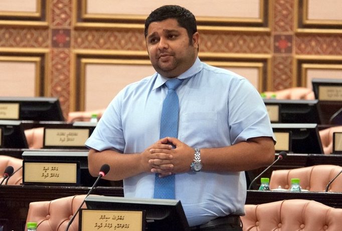 ކުރީގެ މެމްބަރު ސިނާން އެމްއެންޕީއާއި ގުޅިވަޑައިގެންފި