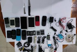 ޖަލުން ގިނަ އަދަދެއްގެ ފޯނާއި، ވަޅި ފަދަ ތަކެތި އަތުލައިގަނެފި