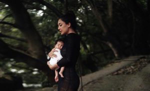 ލީސާ ހޭޑަންގެ ފުރަތަމަ އަންހެން ދަރިފުޅުގެ ފޮޓޯ ދައްކާލައިފި