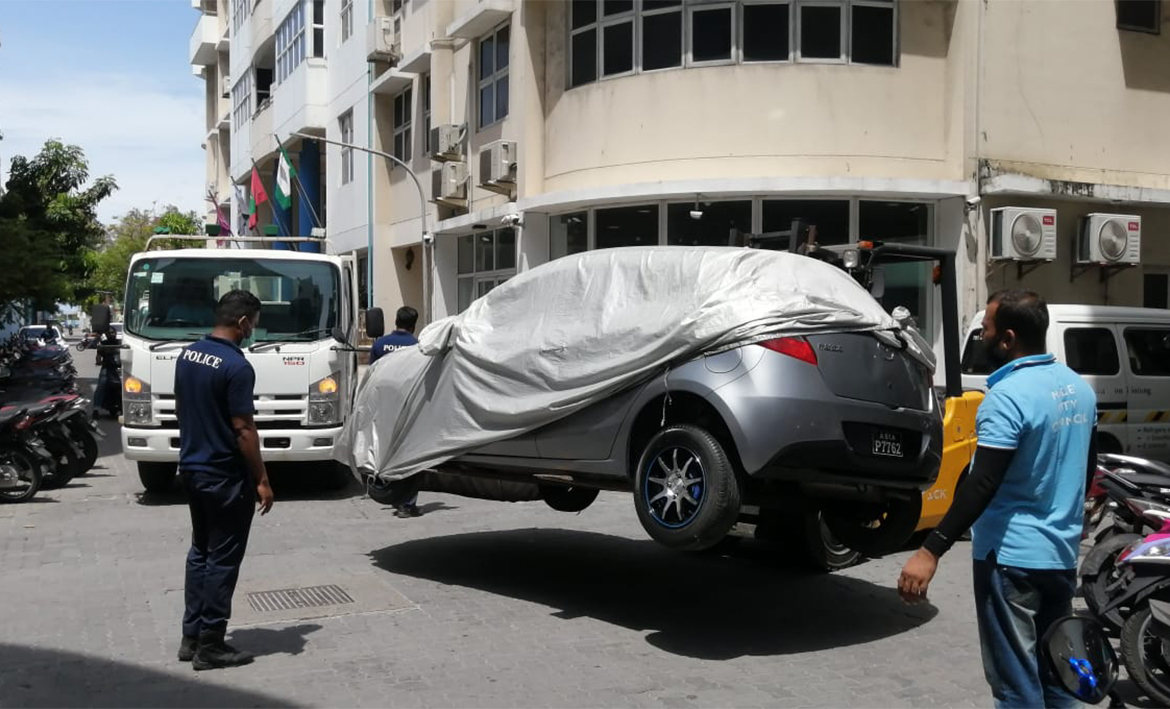 މާލޭ މަގުމައްޗަށް ދޫކޮށްފައިވާ އުޅަނދުތައް ނެގުމުގެ މަސައްކަތް މެދުކަނޑާލައިފި