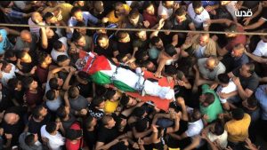 އިސްރާއީލު ސިފައިން ޝަހީދުކޮށްލި ފަލަސްތީނުގެ ޒުވާނެއްގެ ޖަނާޒާއަށް އެތައްހާސް ބަޔަކު ޖަމާވެއްޖެ