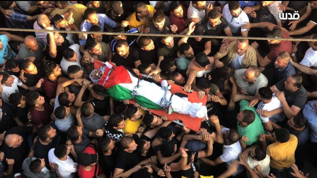 އިސްރާއީލު ސިފައިން ޝަހީދުކޮށްލި ފަލަސްތީނުގެ ޒުވާނެއްގެ ޖަނާޒާއަށް އެތައްހާސް ބަޔަކު ޖަމާވެއްޖެ