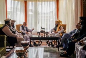 ތާލިބާންގެ އިސްވެރިން، އަފްއާނިސްތާނުގެ ކުރީގެ ރައީސް ހާމިދު ކަރުޒާއީއާ ބައްދަލު ކުރައްވައިވި