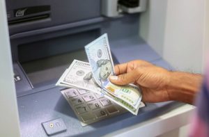 100 ޑޮލަރުގެ ސައްހަ ނޫޓު ދައުރުވާތީ ސަމާލުވާން އެދިއްޖެ