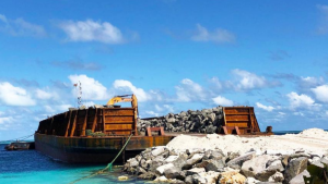 ދިއްގަރު ގޮނޑުދޮށް ޙިމާޔަތްކުރުމަށް ބޮޑު ހިލަ ޖަހަން ފަށައިފި