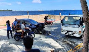 މާލޭގައި ކާރެއް ރުކެއްގައިޖެހި ނުރައްކާތެރި އެކްސިޑެންޓެއް ހިނގައިފި