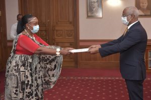 ރުވާންޑާއިން ކަނޑައަޅުއްވާ އައު ސަފީރު، ސަފީރުކަމުގެ ފަތްކޮޅު އަރުވައިފި