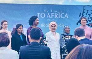 "މައި ޓްރެވަލްސް ޓު އެފްރިކާ" ފޮތް ނެރުމުގެ ޙަފްލާގައި ފަޒުނާ ބައިވެރިވެވަޑައިގެންފި