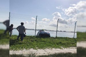 ހައިވޭގައި ކާރެއް ކޮންޓްރޯލް ނުކުރެވިގެންގޮސް ފެންސު ފޫދުއްވާލައިފި