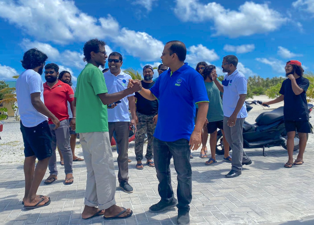 ލ.އަތޮޅުން ގިނަ ބަޔަކު އެމްއެންޕީއާ ގުޅިއްޖެ