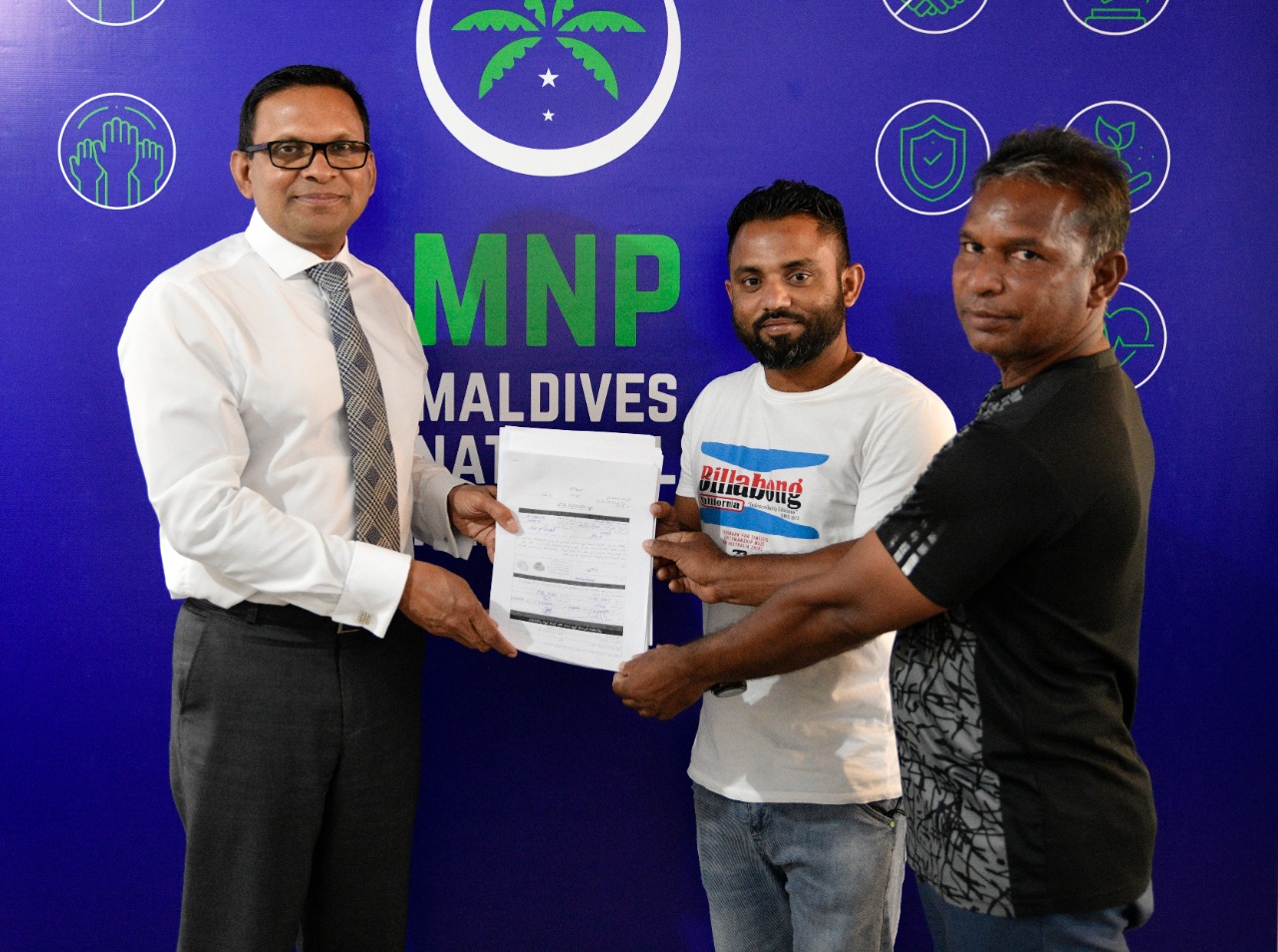 ވަންދޫ ކައުންސިލްގެ ކުރީގެ ރައީސްއާއި އެރަށު ގިނަބަޔަކު އެމްއެންޕީއަށް