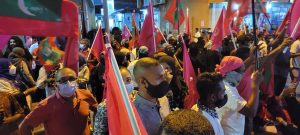 ދައުލަތުން އިހުމާލުވަމުންދާ މައްސަލަތަކާއި ދެކޮޅަށް ކުރާމުޒާހަރާ ކުރިއަށް