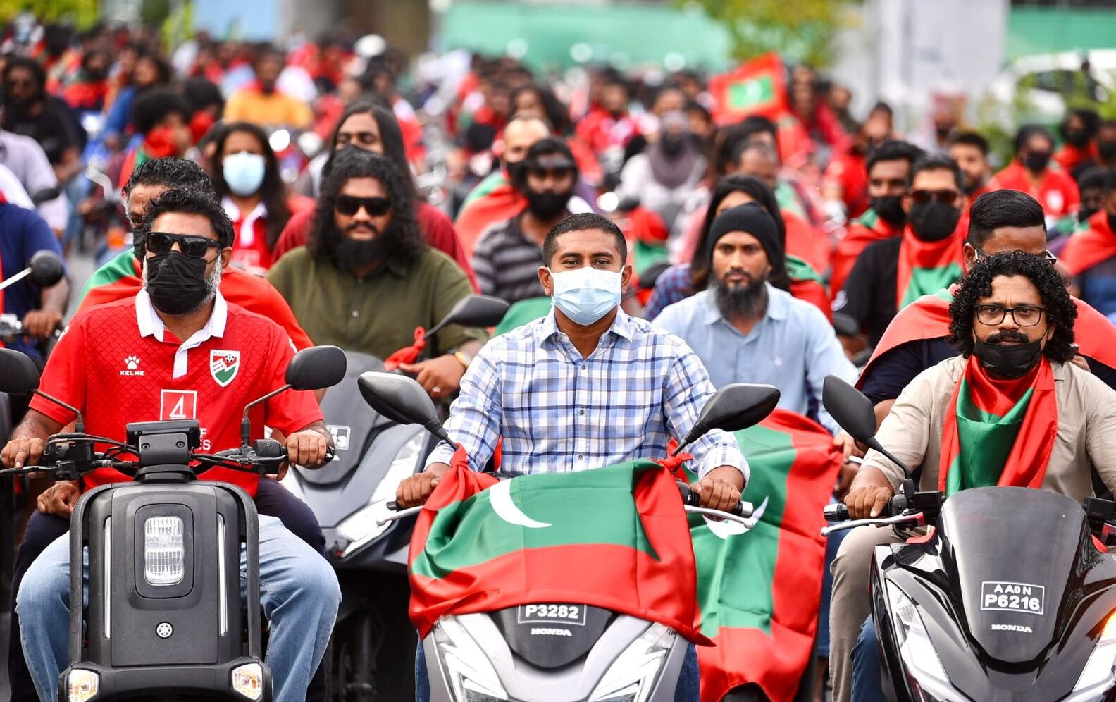 މަޚްލޫފް އާއި ބައްސާމް ޤައުމީ ޓީމަށް ހިތްވަރު ދިނުމަށް ޒުވާނުންނާއިއެކު މަގުތަކަށް