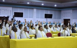 ތުރީ ލައިން ވިޕާ ދެކޮޅަށް ޕީޖީގެ މަދު މެމްބަރުންކޮޅެއް އަޑުއުފުލިޔަސް، ގިނަ މެމްބަރުންގެ ތާއީދު ސަރުކާރަށް!