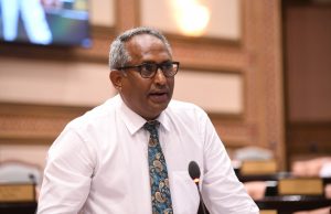 ބަދަލެއް ނާދޭ، ކުދިރަށްރަށުން މިހާރުވެސް ޖެހެނީ އަތޮޅު ހޮސްޕިޓަލުތަކުން ސަލާންޖަހަން: ޝަރީފް