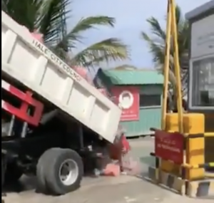 ސިޓީ ކައުންސިލްގެ ކުނި ލޮރީ ވެމްކޯ ސައިޓު ދޮރުމައްޗަށް އަޅާލައިފި