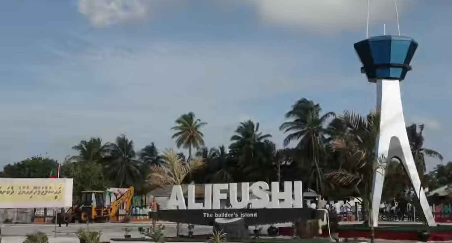 އަލިފުށިން ރައީސަށް މަރުހަބާ ކިޔުމަށްޓަކާ ހަދާފައި ހުރީ އެއަރޕޯޓު ޓަވަރެއް