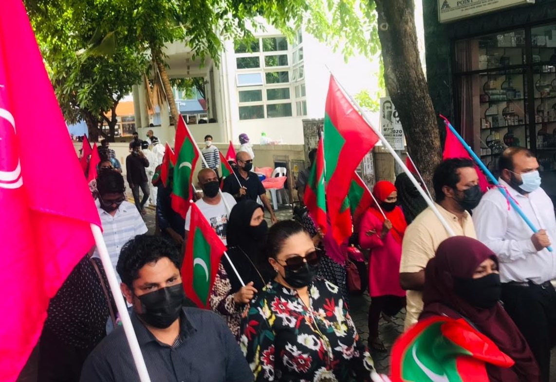 އިދިކޮޅު ފަރާތްތަކުން މާލޭގައި މުޒާހަރާ ކުރަނީ