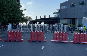 މުޒާހަރާގެ ބައިވެރިންނަށް ކުރިއަށް ނުގެންދެވޭނެހެން ފުލުހުން ހުރަސްއަޅައިފި