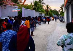 އައްޑޫގައި ޖިންސީ ގޯނާކުރިކަމަށް ބުނާ ފުލުސްމީހާ ދިރިއުޅޭ ގެކައިރީ މުޒާހަރާކުރަނީ