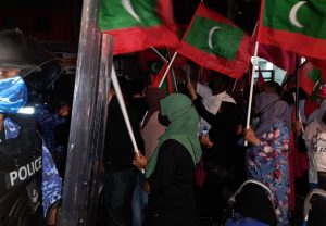 ިއިދިކޮޅު ކޯލިޝަނުން މާލޭގެ އެކި ސަރަހައްދުތަކުގައި މުޒާހަރާ ކުރަނީ